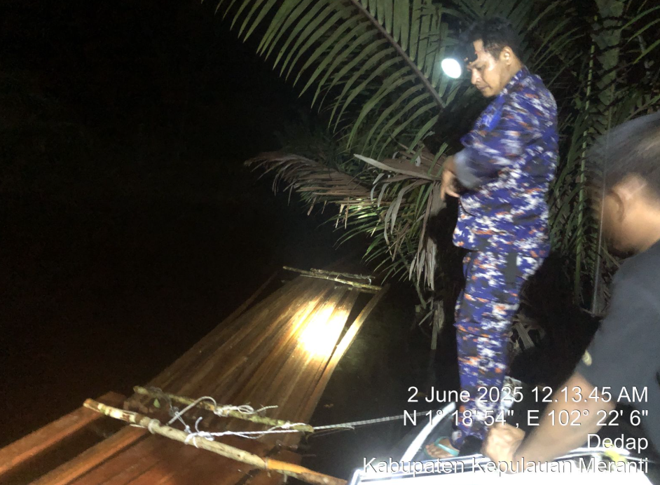 Polisi Temukan 500 Keping Kayu Ilegal di Perairan Desa Dedap, Kepulauan Meranti